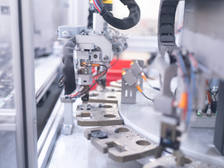 Marquage laser de pièces plastiques avec code data matrix chez Vallotech