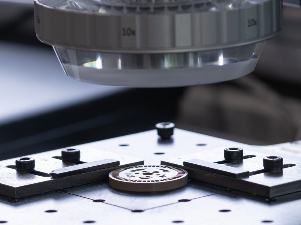 Mesure de pièces plastiques au micron chez Vallotech